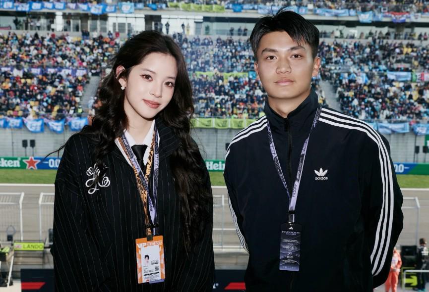 蒯纪闻和杨希现场观看F1中国大奖赛，并与欧阳娜娜合照